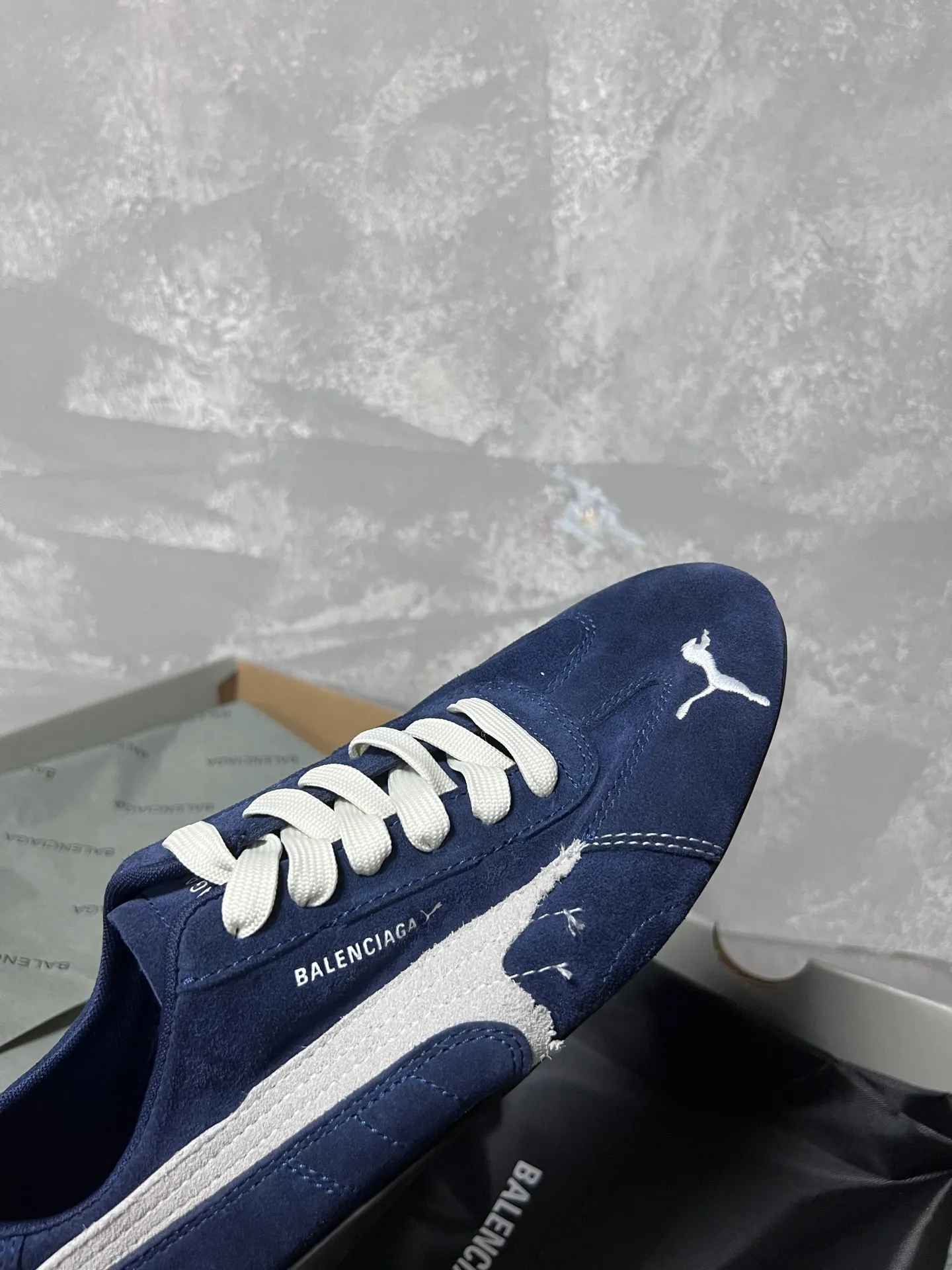 👟👟Ex-factory price 480👟👟 PUMA co-branded Balenciaga: Who knows! This pair of distressed and war-damaged Speedcats are so good-looking. The thin-soled sneakers have been upgraded to 2.0, which destroys the aesthetics of the street. More than half of the classic PUMA stripes on the side of the shoes have been "violently torn". The distressed treatment has a sense of ruined art, and it becomes the focus of the street in seconds! Hot stamping double logo + gold foil size mark on the heel, the details give a high-end feel Code number: 35-44 (45 customized)